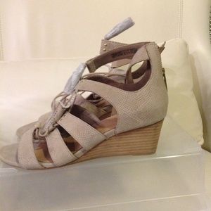 UGG Yasmin Snake Caged Wedge 1015067 Horchata Wome